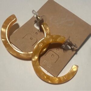 Elegant set of Gold Hoop Earrings & 2 Plastic Marbled Bracelets